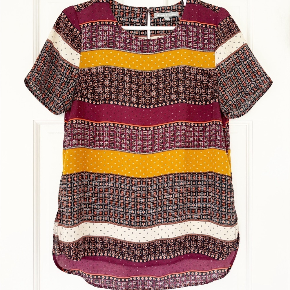 DANIEL RAINN Bellaire crew neck blouse size S brown red white shortsleeve top
